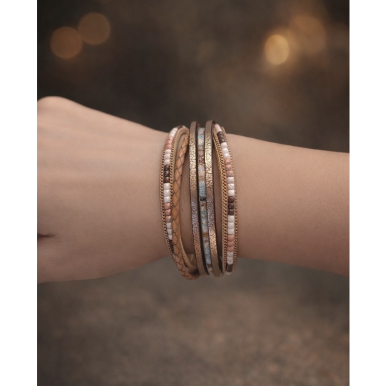 Bransoletka w odcieniach beżu, karmelu i pudrowego różu – naturalna elegancja na nadgarstku.